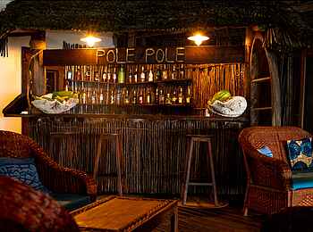 Pole Pole Bungalows: Abendstimmung an der Bar
