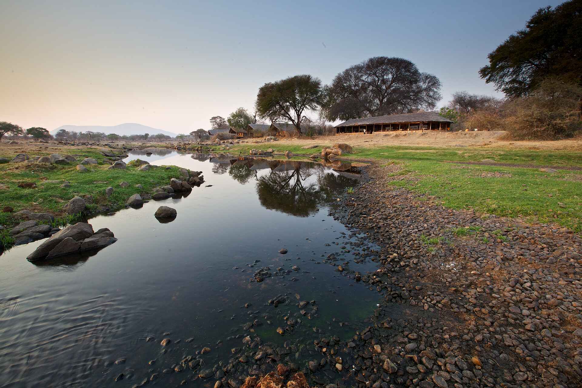 Foxes Safari Camps, Great Ruaha River, Ruaha National Park, Ruaha River Lodge, Landschaft, Riverside Restaurant, Ruaha River, Afrikarma, Afrikarma Safaris, Afrikarma Safaris - Wildnis. Hautnah., Bar, Lounge, Sessel