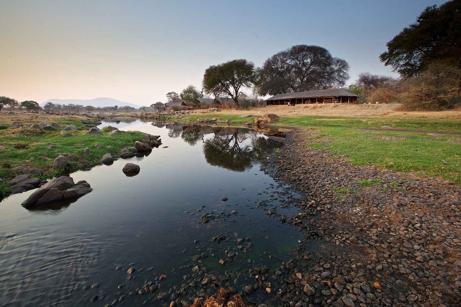 Ruaha River Lodge: Blick zum Riverside Restaurant Ruaha River Lodge: Blick zum Riverside Restaurant