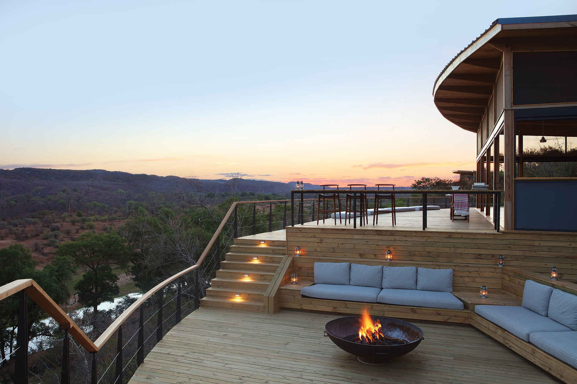 Big 5, Crooks Corner, Kruger National Park, Lanner Gorge, Limpopo Transfrontier Peace Park, Makuleke Contractual Park, Südafrika, The Outpost, Ausblick, Feuer, Feuerstelle, Lounge, Pel's Post, Privat, Sofas, Sonnendeck, Terrasse, Afrikarma, Afrikarma Safaris, Afrikarma Safaris – Wildnis. Hautnah., afrikarma.de, Luvuvhu River