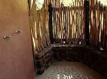 Waterberg Guest Farm: Bungalow-Außendusche Waterberg Guest Farm: Bungalow-Außendusche