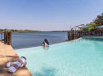 David Livingstone Safari Lodge: Pool mit Sitzmöglichkeiten David Livingstone Safari Lodge: Pool mit Sitzmöglichkeiten