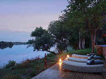 Matetsi Victoria Falls: Liegen mit Blick auf den Sambesi Matetsi Victoria Falls: Liegen mit Blick auf den Sambesi