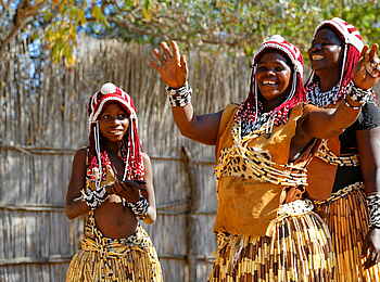 Namushasha River Lodge: Traditionelle Frauen beim Tanz Namushasha River Lodge: Traditionelle Frauen beim Tanz