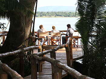 Ruzizi Tented Lodge: Gäste auf der Außenterrasse