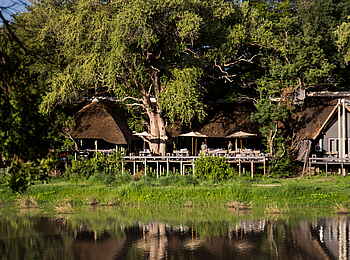 Simbavati River Lodge: Hauptlodge von Außen