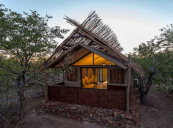 Taleni Etosha Village: Gästechalet beim Sonnenuntergang Taleni Etosha Village: Gästechalet beim Sonnenuntergang