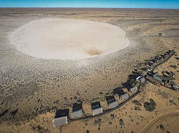 !Xaus Lodge: Luftbild von Lodge und Pfanne !Xaus Lodge: Luftbild von Lodge und Pfanne