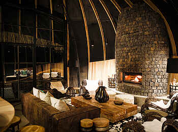 Bisate Lodge: Lounge mit hohem Kamin Bisate Lodge: Lounge mit hohem Kamin