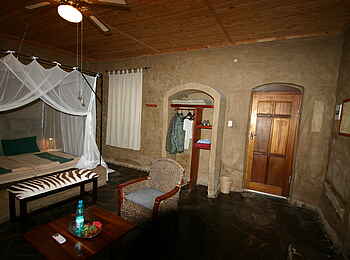 Fort Sesfontein: Der gemauerte Wandschrank in einem Gästezimmer