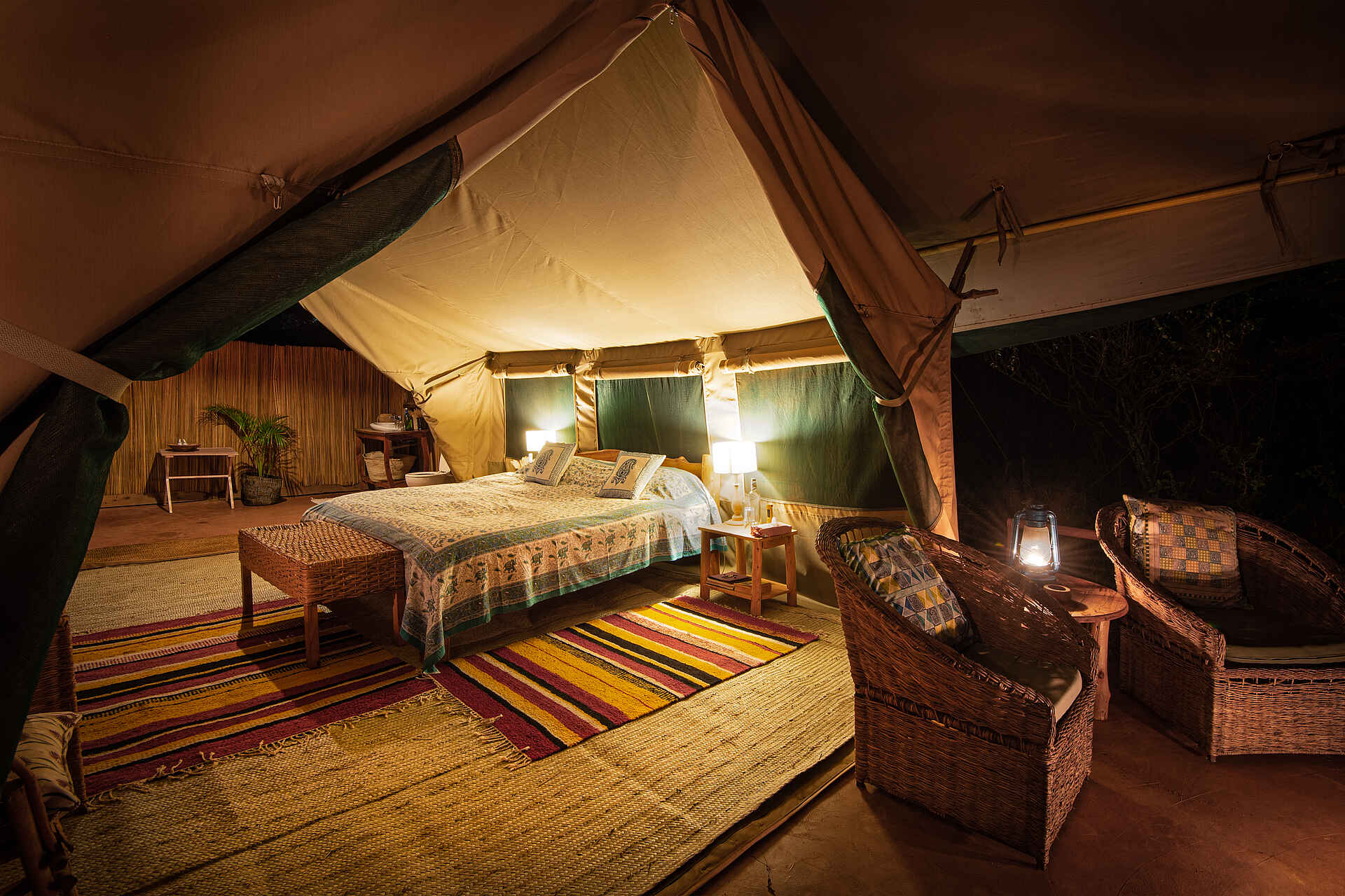 Laikipia Wilderness Main Camp: Ein Gästezelt am Abend