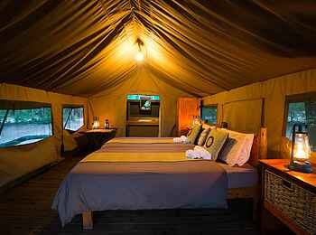 Mankwe Bush Lodge: Die Gästezelte haben große Fenster aus Moskitonetzen