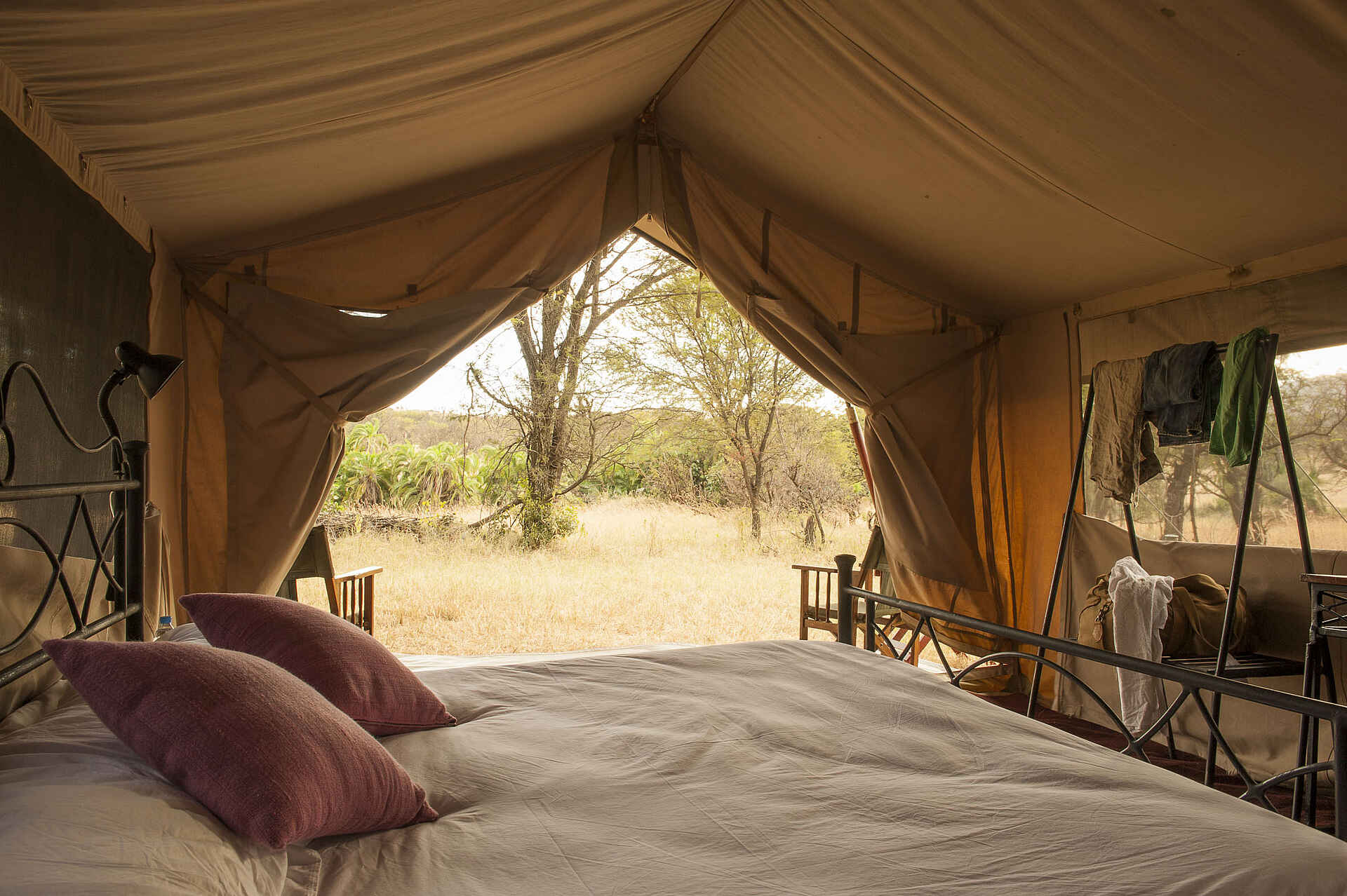 Bologonya, Mara under Canvas Tented Camp, Mobiles Camp, Nationalpark, Serengeti, Tanganyika Wilderness Camps, Tansania, Ausblick, Ausstattung, Bett, Doppelbett, Einrichtung, Gästeunterkünfte, Zelte, Afrikarma, Afrikarma Safaris, Afrikarma Safaris - Wildnis. Hautnah., Afrikarma.de