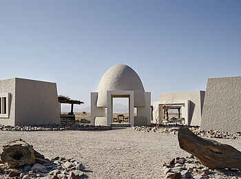 Okahirongo Elephant Lodge: Eingang zum Hauptbereich Okahirongo Elephant Lodge: Eingang zum Hauptbereich