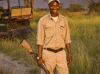 Sandibe Okavango Safari Lodge: Bewaffneter Guide Sandibe Okavango Safari Lodge: Bewaffneter Guide