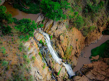 Sirikoi: Wasserfall in der umliegenden Landschaft