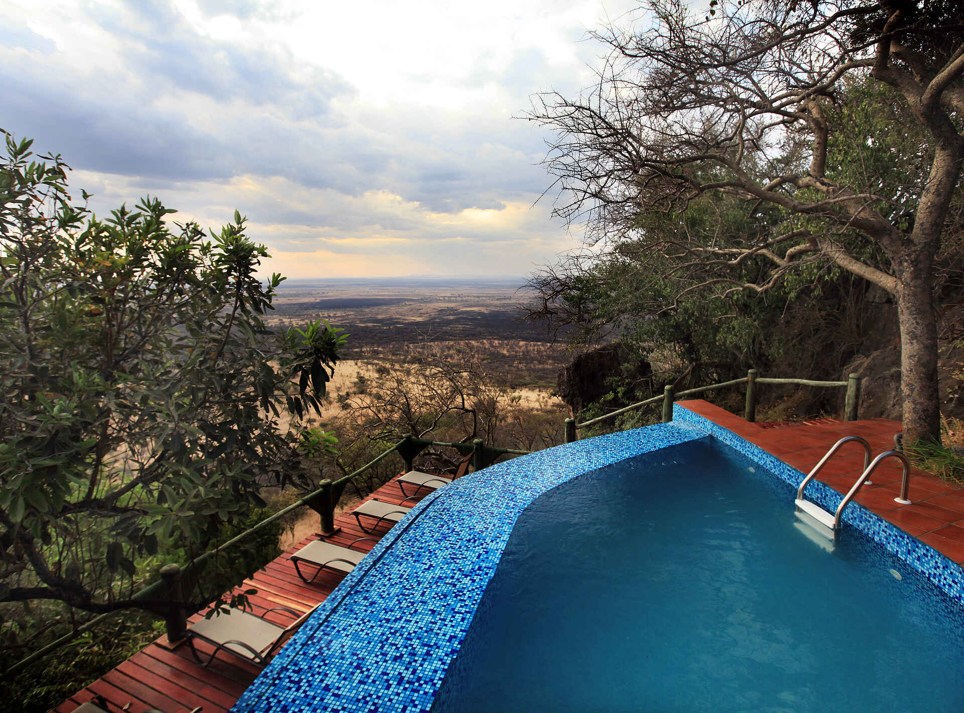 Mbali Mbali Lodges, Serengeti, Soroi Serengeti Lodge, Blick, Landschaft, Liegestuhl, Swimming Pool, Afrikarma, Afrikarma Safaris, Afrikarma Safaris - Wildnis. Hautnah., Afrikarma.de