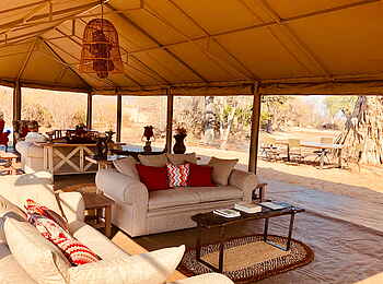 Ingwe Pan Camp: Sitzgruppe Ingwe Pan Camp: Sitzgruppe