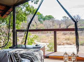 Jock Safari Lodge – Main Lodge: Tagesbett mit Aussicht