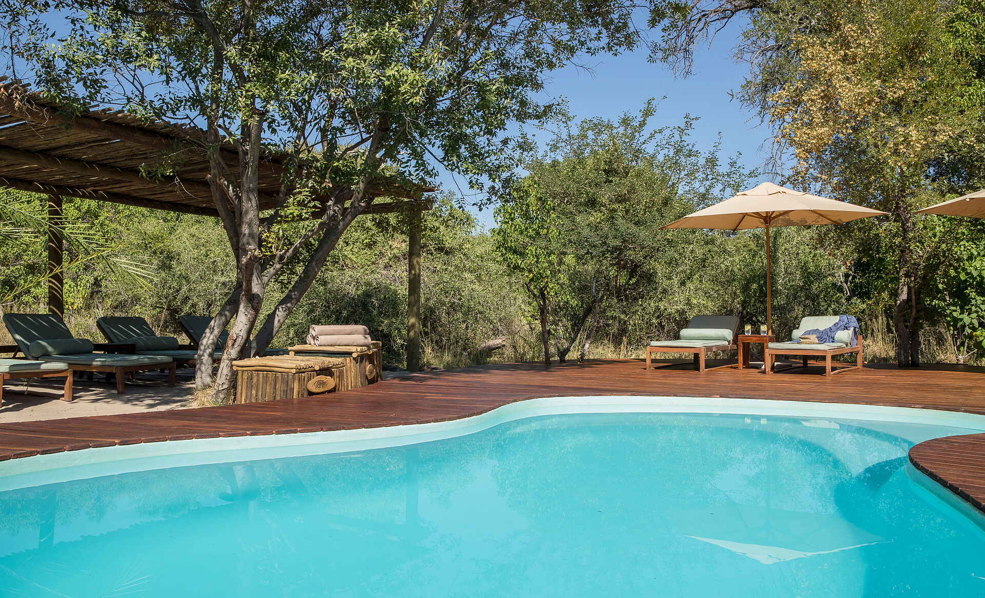 Botswana, Camp, Kanana, Kanana Camp, Okavango, Okavango Delta, Safari, Pool, Poolbereich, Sonnenliegen, Swimmingpool, Afrikarma, Afrikarma Safaris, Afrikarma Safaris - Wildnis. Hautnah, afrikarma.de, Abenteuer