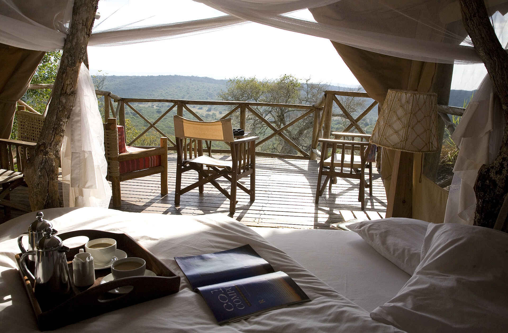 Mihingo Lodge: Gästezimmer Bett mit Blick auf Terrasse