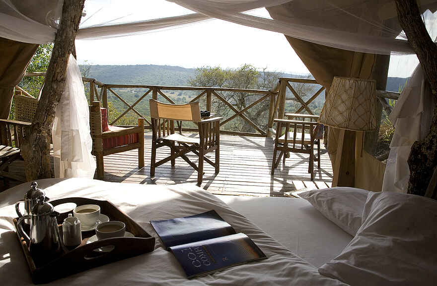 Mihingo Lodge: Gästezimmer Bett mit Blick auf Terrasse Mihingo Lodge: Gästezimmer Bett mit Blick auf Terrasse