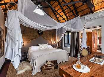 Sabi Sabi Selati Camp: Doppelbett der Honeymoon Suite Sabi Sabi Selati Camp: Doppelbett der Honeymoon Suite