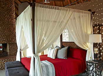 Thanda Safari Lodge: Bett einer Bush Villa Thanda Safari Lodge: Bett einer Bush Villa