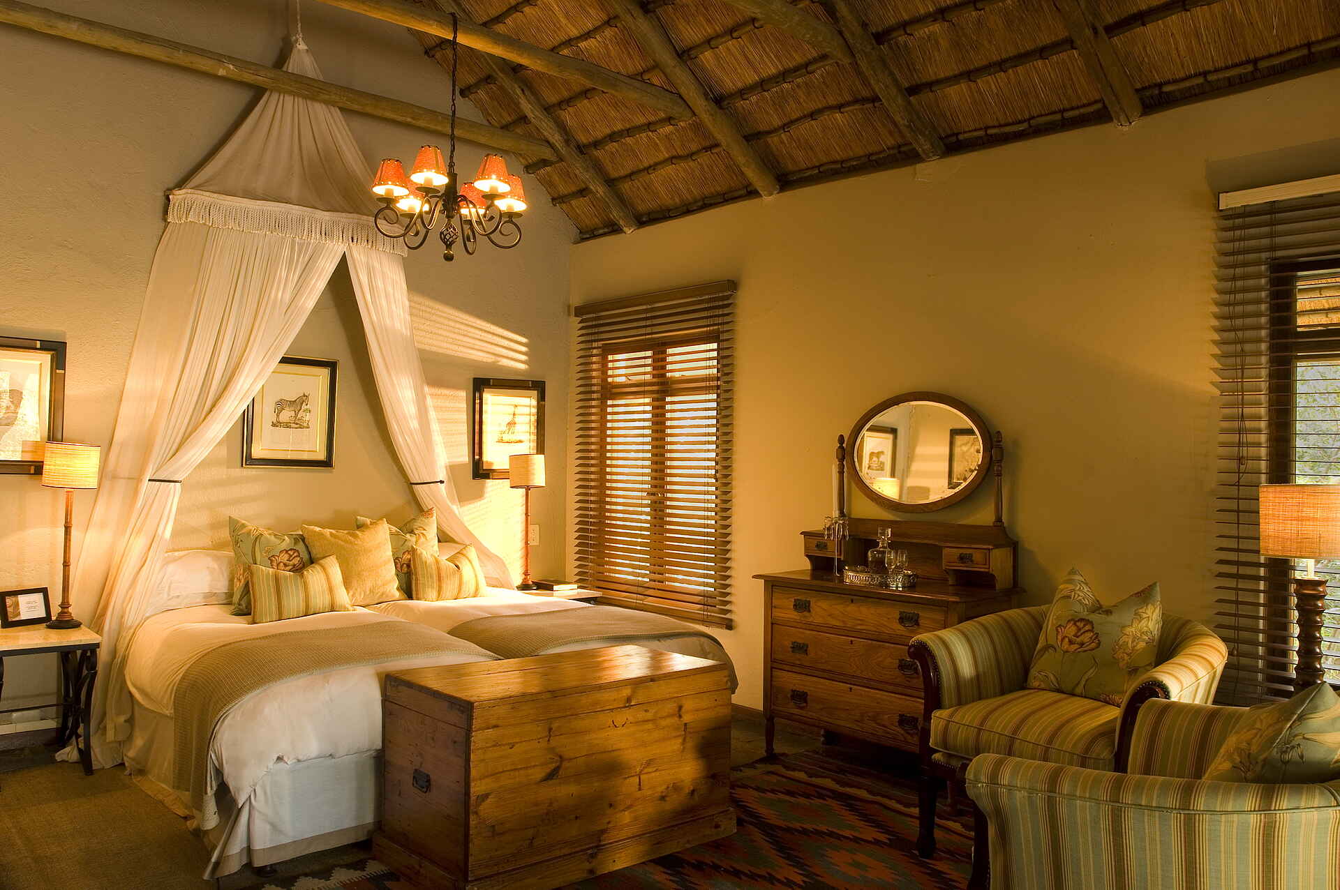 &Beyond, Krüger Nationalpark, Ngala Safari Lodge, Südafrika, Ausstattung, Bett, Cottage, Dekoration, Doppelbett, Gästeunterkünfte, Inneneinrichtung, Couch, Fenster, Sessel, Spiegel, Afrikarma, Afrikarma Safaris, Afrikarma Safaris - Wildnis. Hautnah., Afrikarma.de