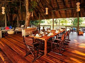 Bilimungwe Bushcamp: Esstisch im Hauptgebäude