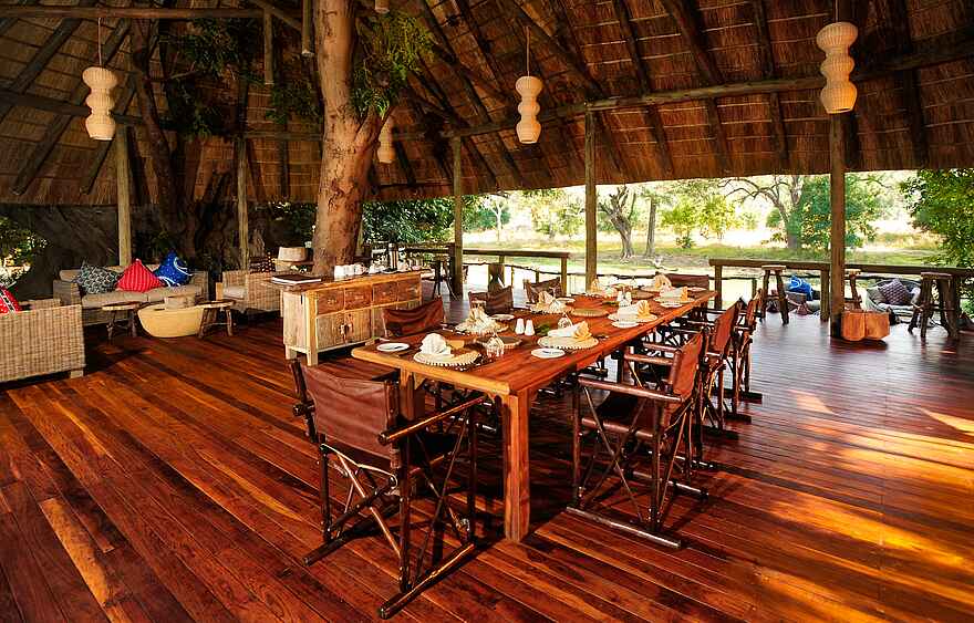 Bilimungwe Bushcamp: Esstisch im Hauptgebäude Bilimungwe Bushcamp: Esstisch im Hauptgebäude