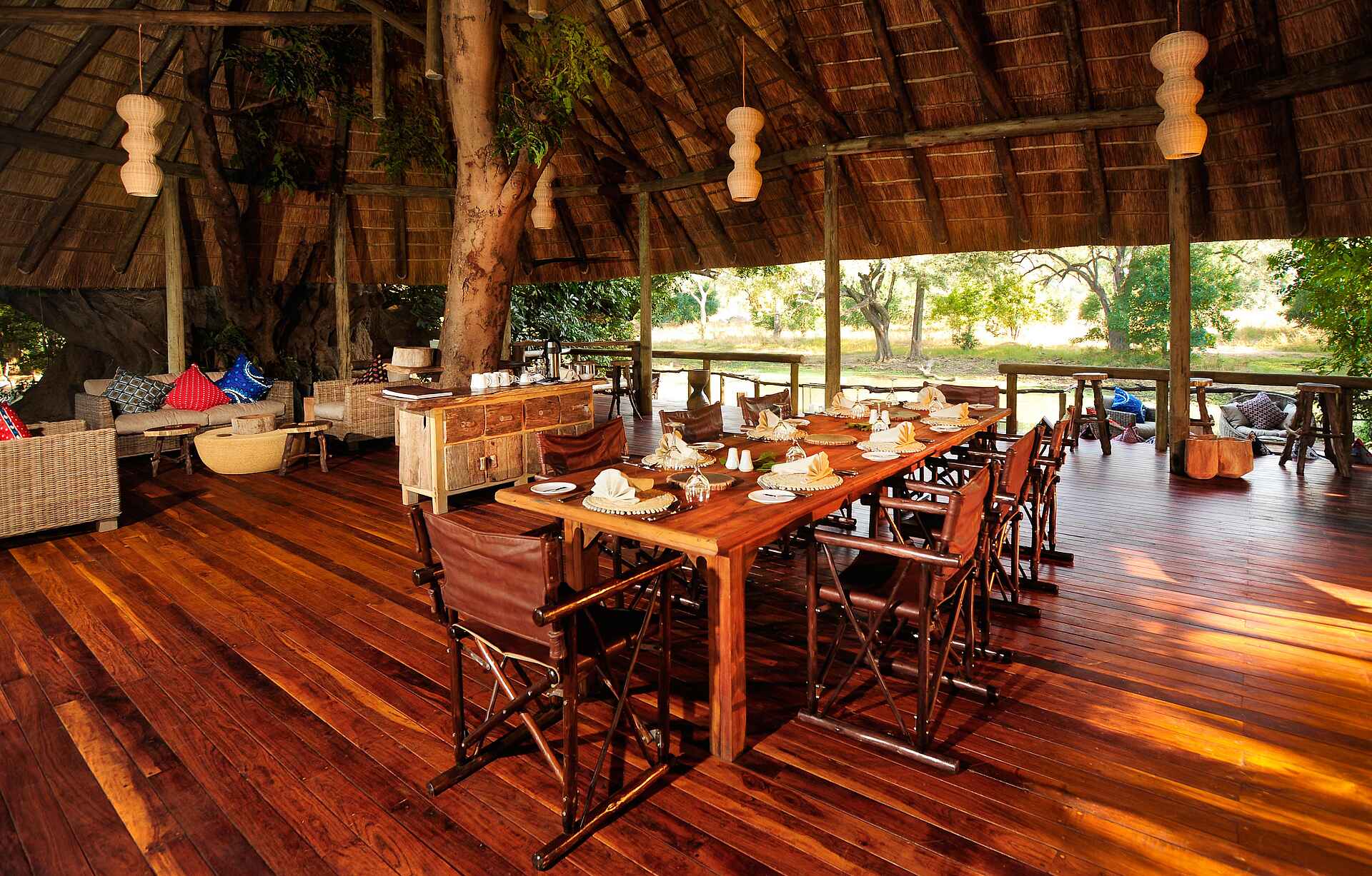 Bilimungwe Bushcamp: Esstisch im Hauptgebäude Bilimungwe Bushcamp: Esstisch im Hauptgebäude