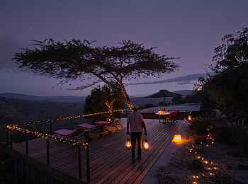Borana Lodge: Abendstimmung auf dem Deck Borana Lodge: Abendstimmung auf dem Deck