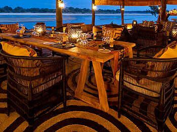 Chamilandu Bushcamp: Speisebereich im Hauptgebäude Chamilandu Bushcamp: Speisebereich im Hauptgebäude