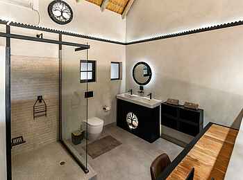 Chobe River Lodge: Bad Topfront-Zimmer