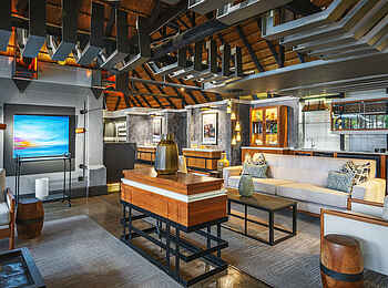 Chobe Water Villas: TV-Ecke