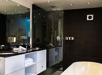 Grande Roche Hotel: Dusche und Badewanne einer Terrace Suite