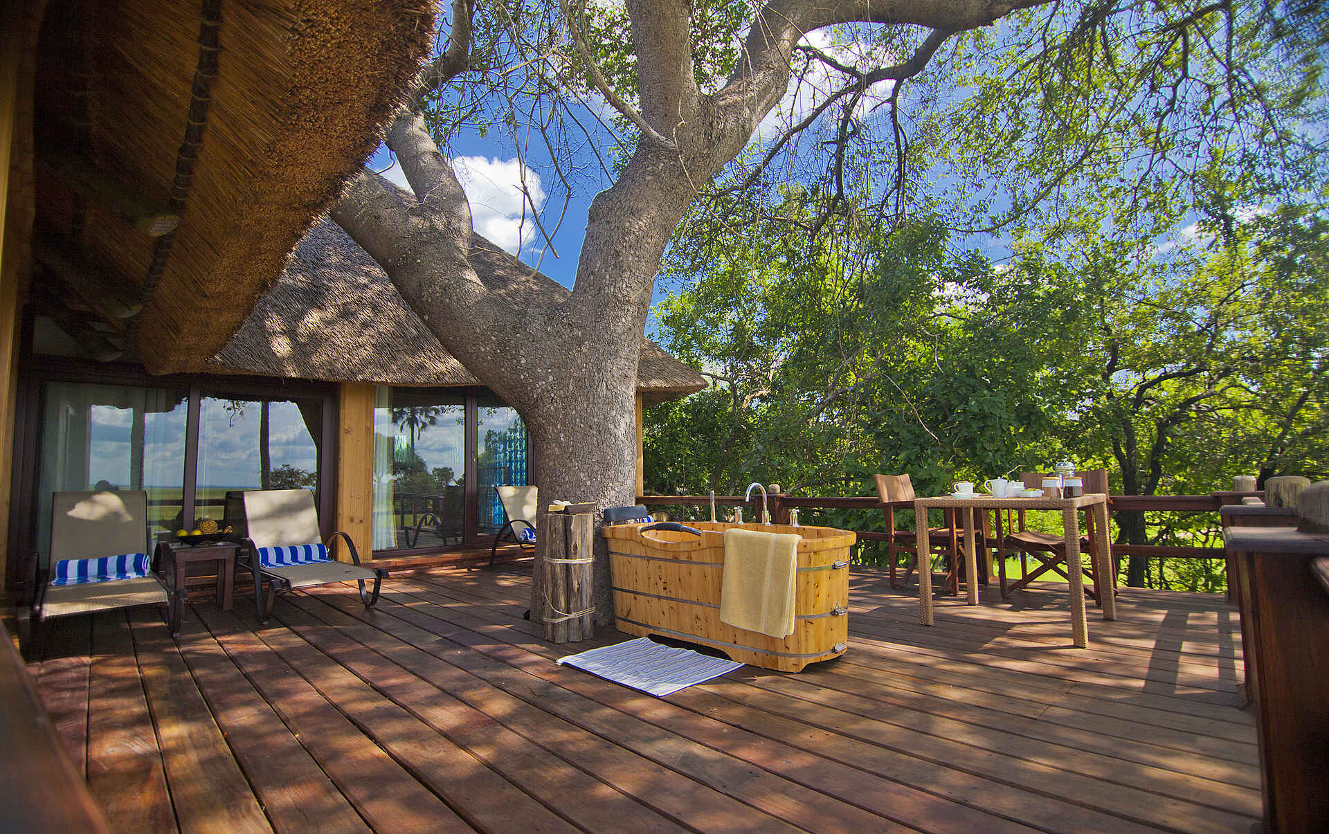 Katavi National Park, Katisunga Ebene, Katuma Bush Lodge, Mbali Mbali Safaris, Badewanne, Openair, Sable Suite, Sonnenliegen, Terrasse, Afrikarma, Afrikarma Safaris, Afrikarma Safaris – Wildnis. Hautnah., afrikarma.de