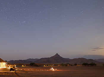 Kwessi Dunes Lodge: Lagerfeuer vor der Lodge