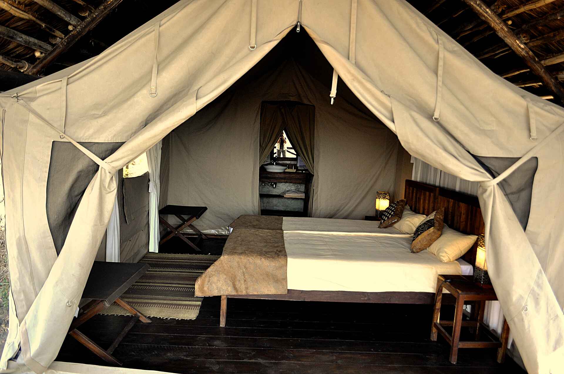 Maweninga Camp: Blick in ein Gästezelt Maweninga Camp, Tanganyika Expeditions, Tarangire National Park, Doppelbett, Gästezelt, Afrikarma, Afrikarma Safaris, Afrikarma Safaris - Wildnis. Hautnah., Afrikarma.de