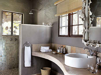 Motswari Game Lodge: Waschtisch und Dusche