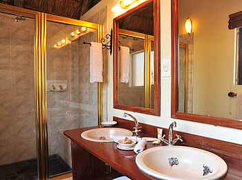 Muchenje Safari Lodge: Bad mit Dusche und Waschtisch