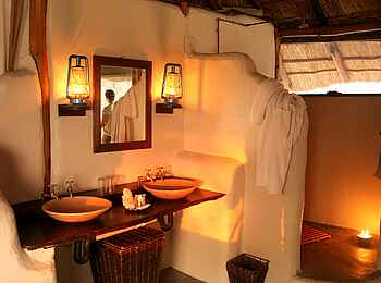 Nanzhila Plains Safari Camp: Gästebad mit Doppelwaschbecken Nanzhila Plains Safari Camp: Gästebad mit Doppelwaschbecken
