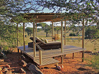 Otjimbondona Kalahari Lodge: Die überdachte Veranda der Villa Kudu