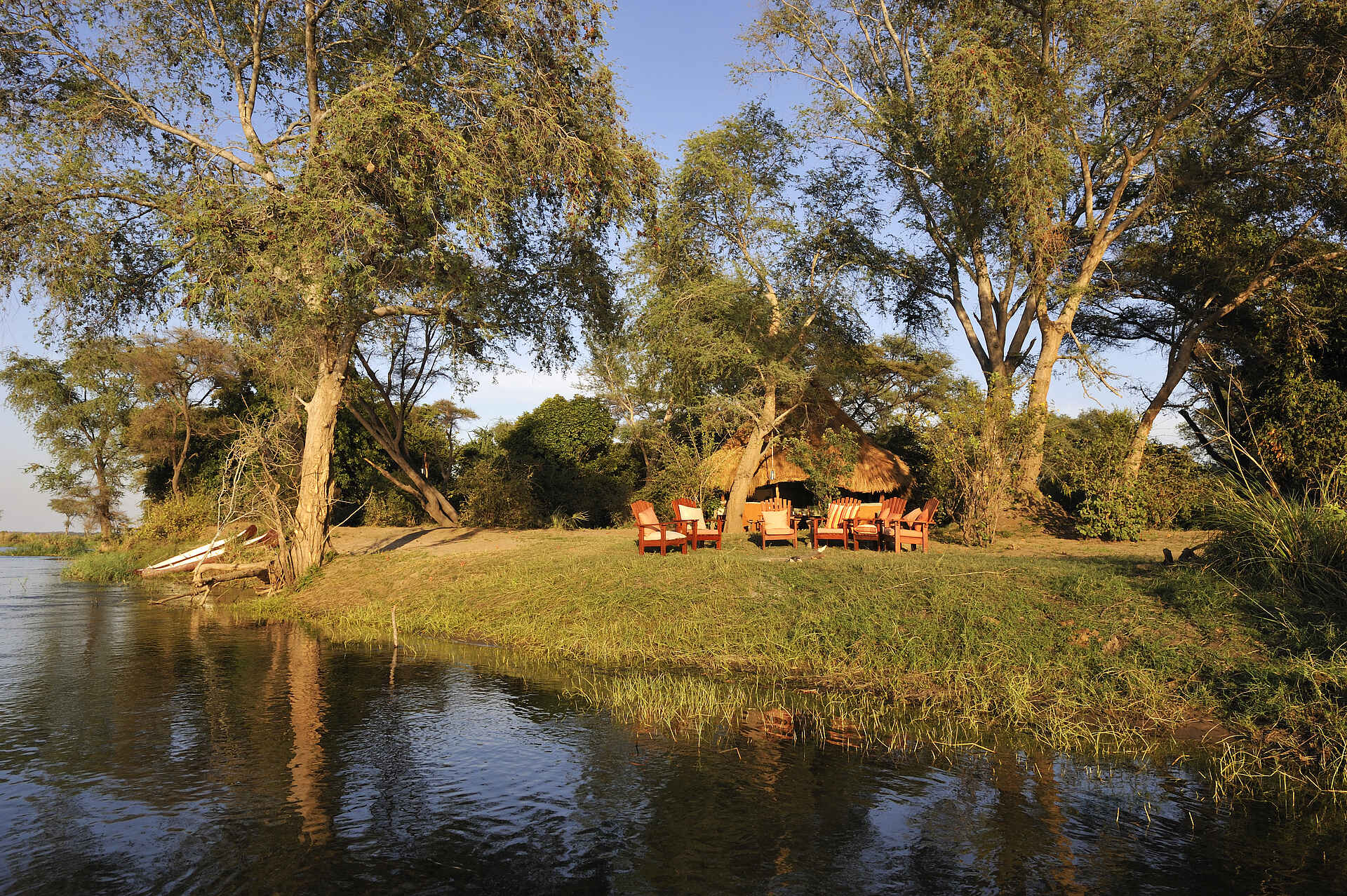 Camping, Chongwe Safaris, Goba People, Insel, Kanusafari, Kanu-Safari, Lower Zambezi, Mugurameno, Tsika Island, Tsika Island Canoeing Camp, Boma, Feuerplatz, Hauptgebäude, Sessel, Ufer, Afrikarma, Afrikarma Safaris, afrikarma Safaris - Wildnis. Hautnah., Afrikarma.de