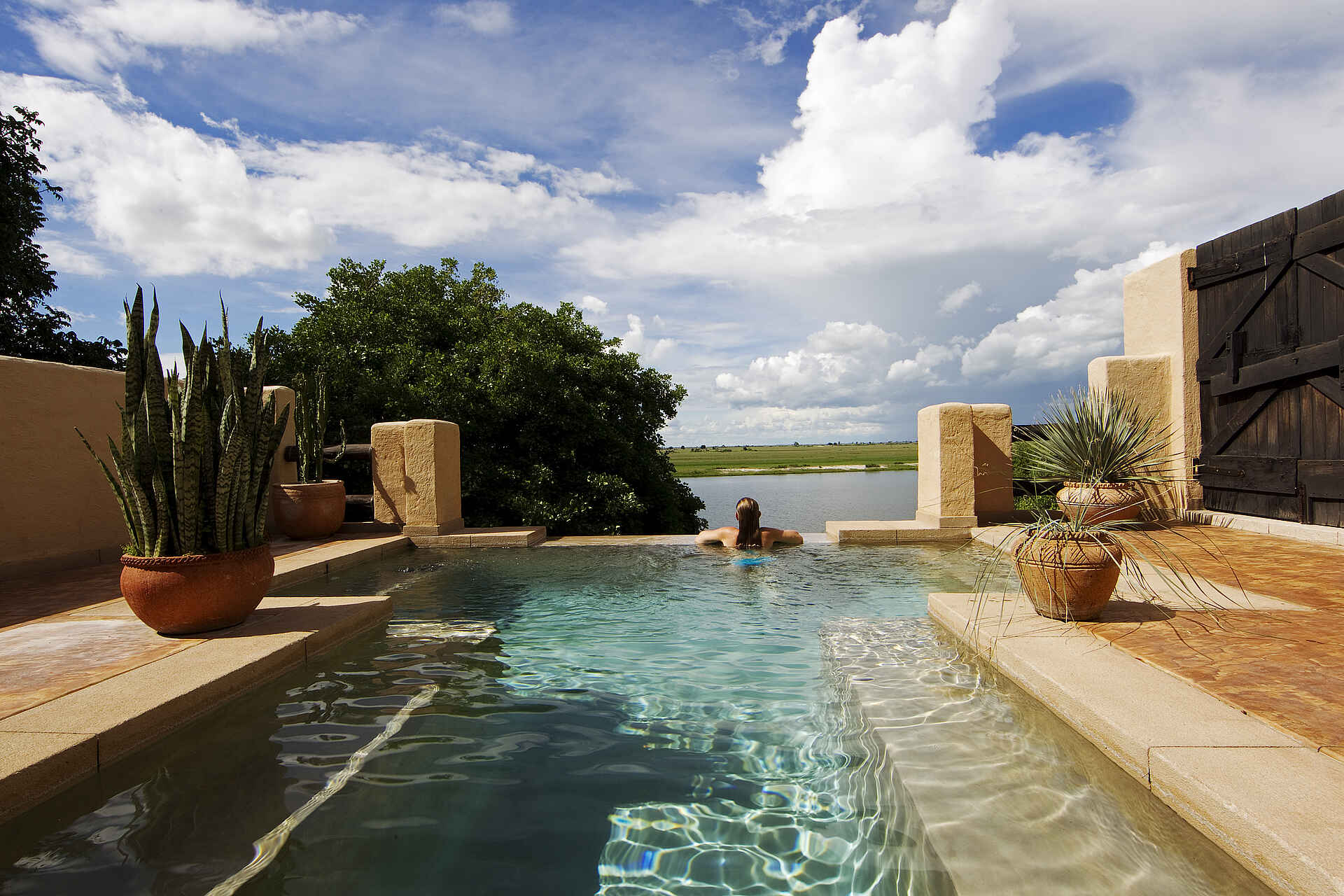 Chobe Game Lodge: Ausblick vom Pool auf die Ebene