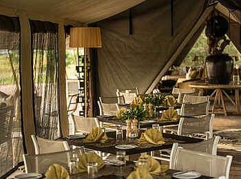 Gomoti Plains Camp: Restaurant mit Tischen