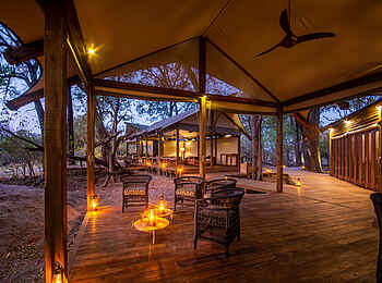Kwara Camp: Hauptbereich Terrasse Sitzmöbel Kwara Camp: Hauptbereich Terrasse Sitzmöbel