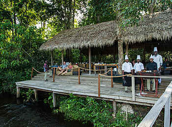 Mboko Camp: Das Riverdeck von Außen
