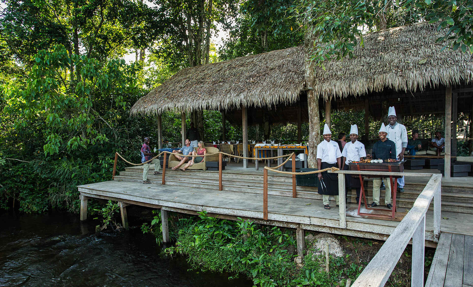 Mboko Camp: Das Riverdeck von Außen